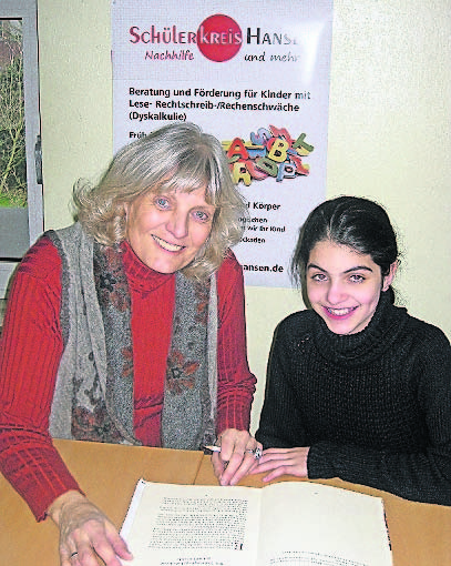 Gisela Hansen mit einer Schülerin.